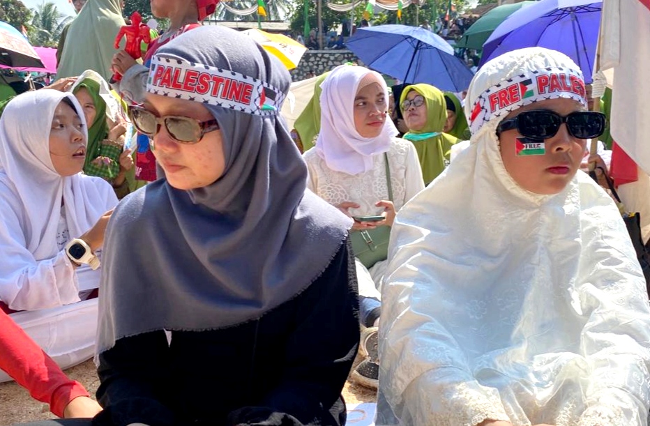 Warga Cipatat, Kabupaten Bandung Barat, menggelar doa untuk keselamatan warga Palestina