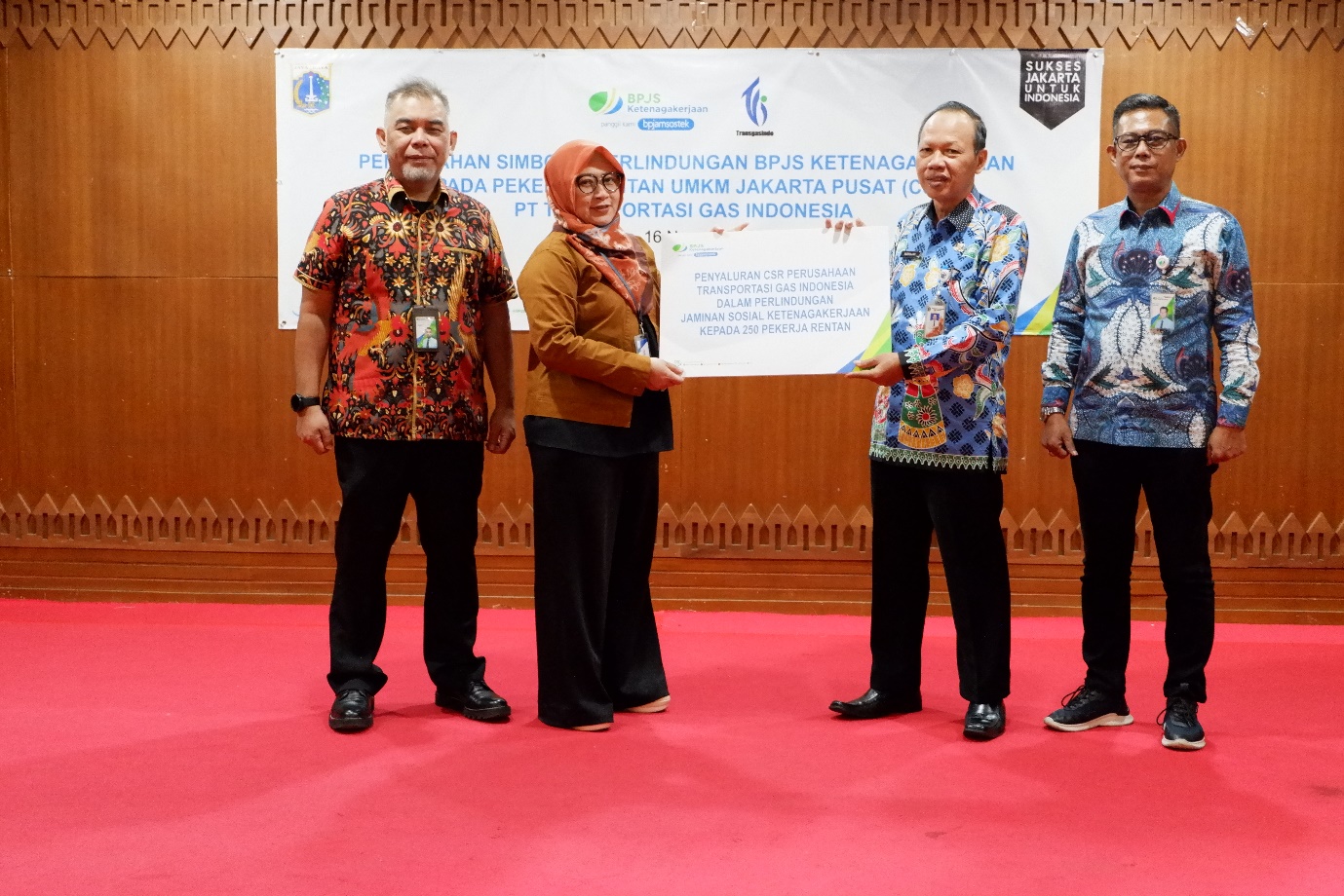 Acara penyerahan CSR dari PT Transportagi Gas Indonesia untuk perlindungan pekerja rentan UMKM  di Jakarta, baru-baru ini.