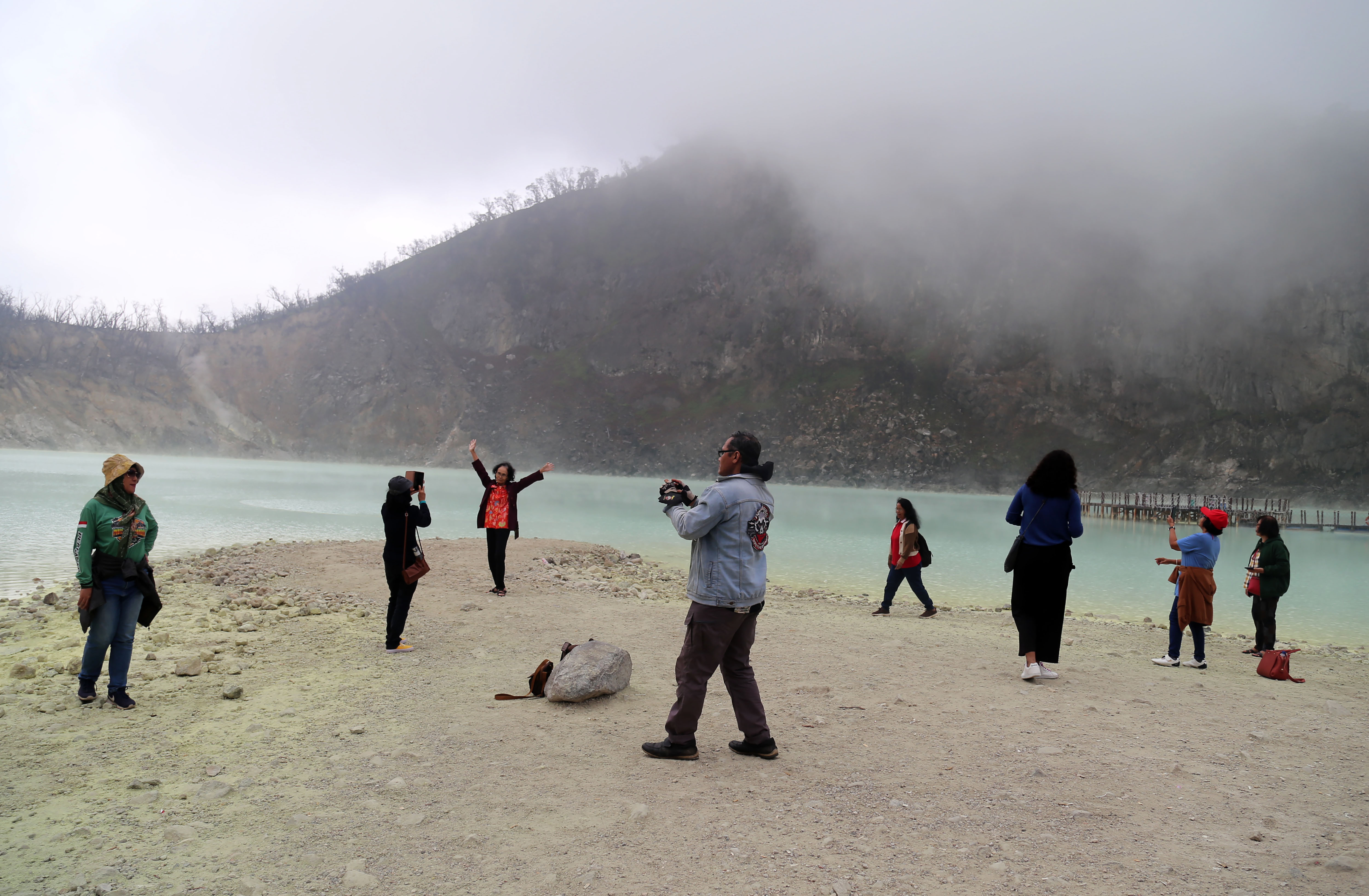 Objek wisata Kawah Putih di Ciwidey, Kabupaten Bandung