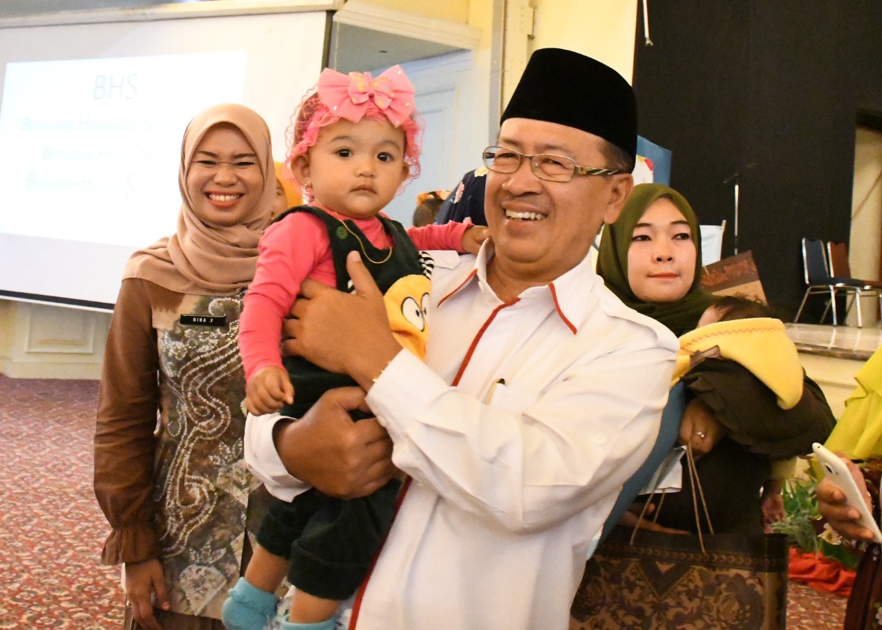 Bupati Cianjur Herman Suherman menggendong balita sehat