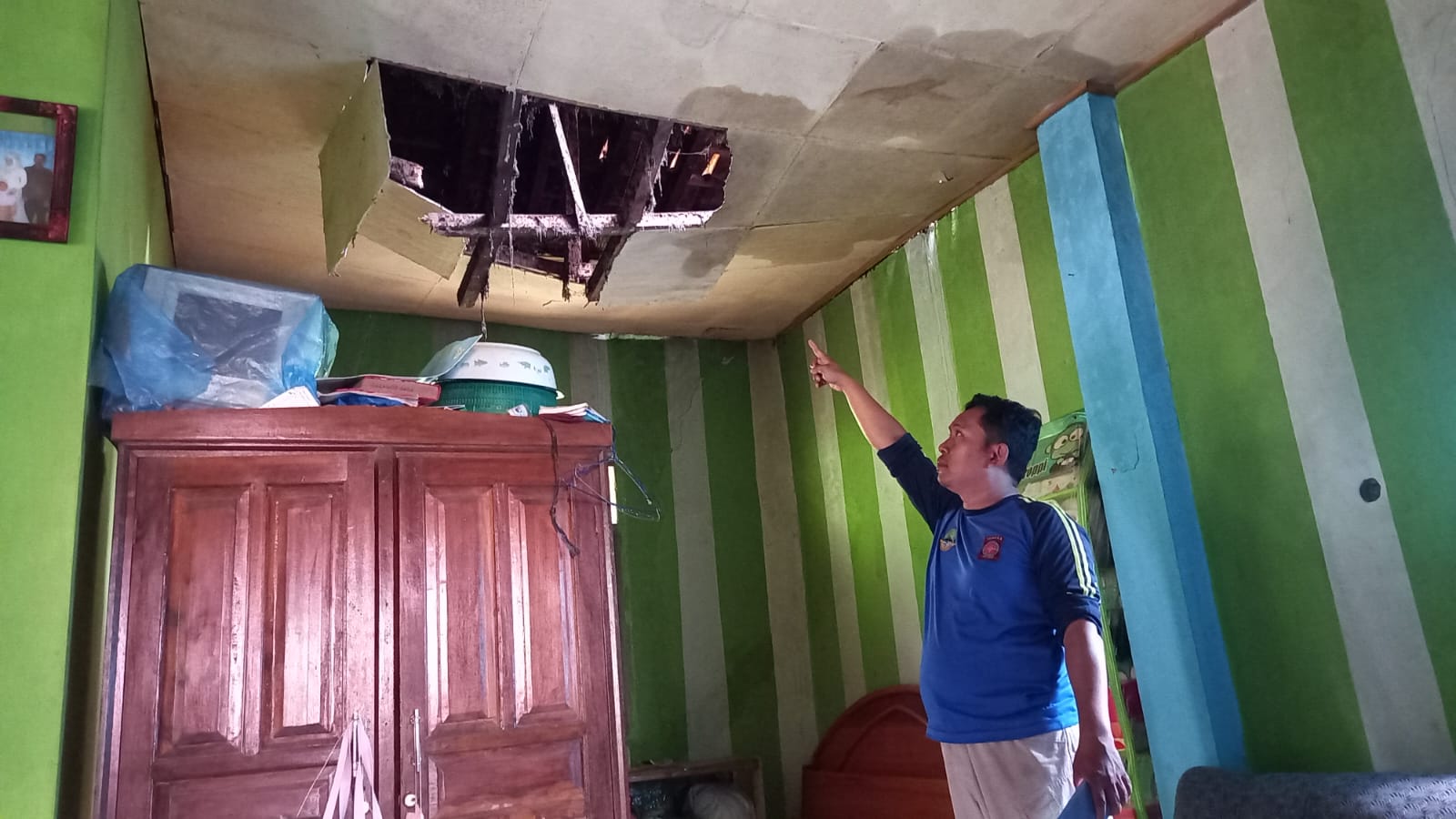 Musim Hujan, Pohon Bertumbangan Merusak Rumah di Ciamis