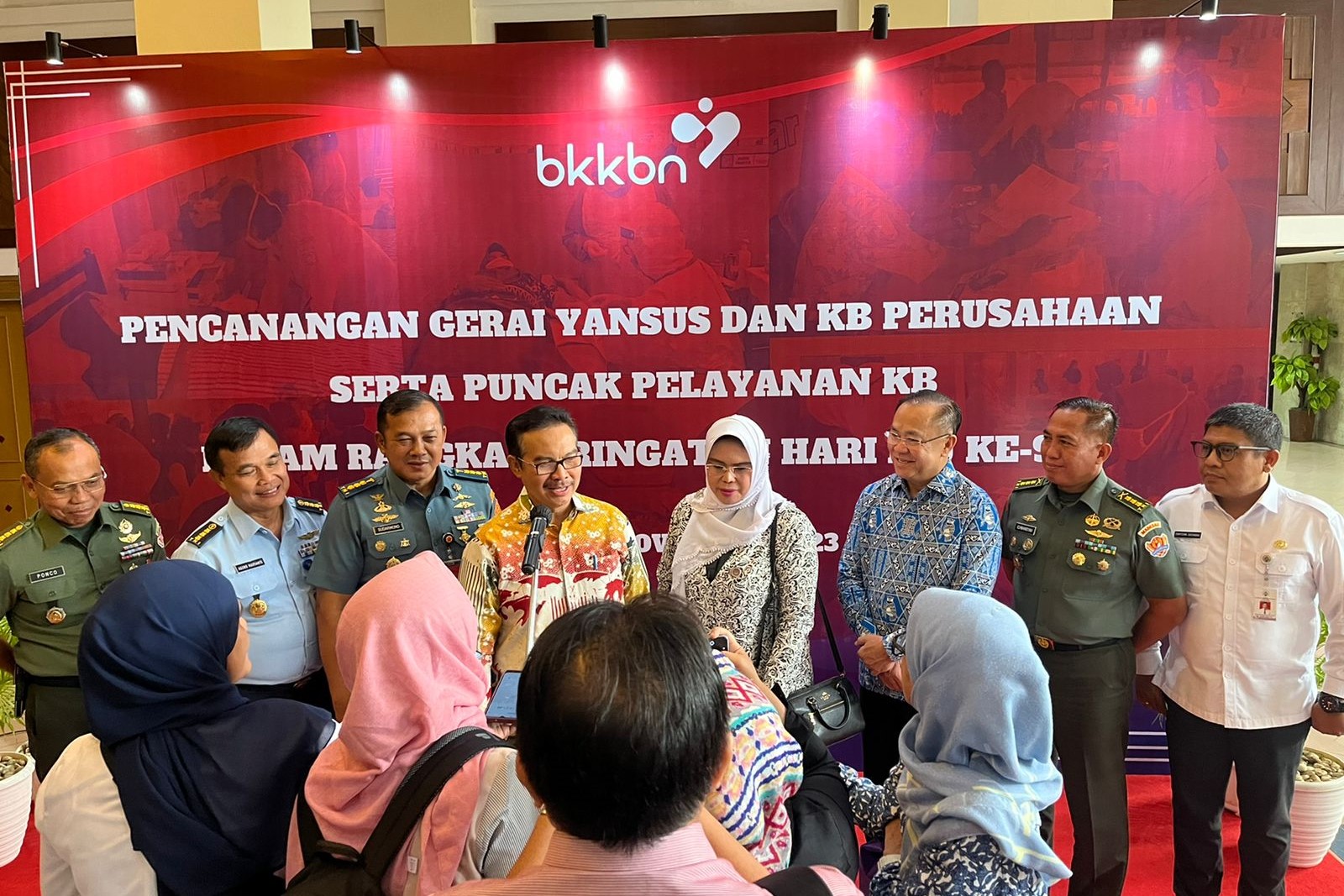 Kepala BKKBN Hasto Wardoyo sedang menyampaikan keterangan.