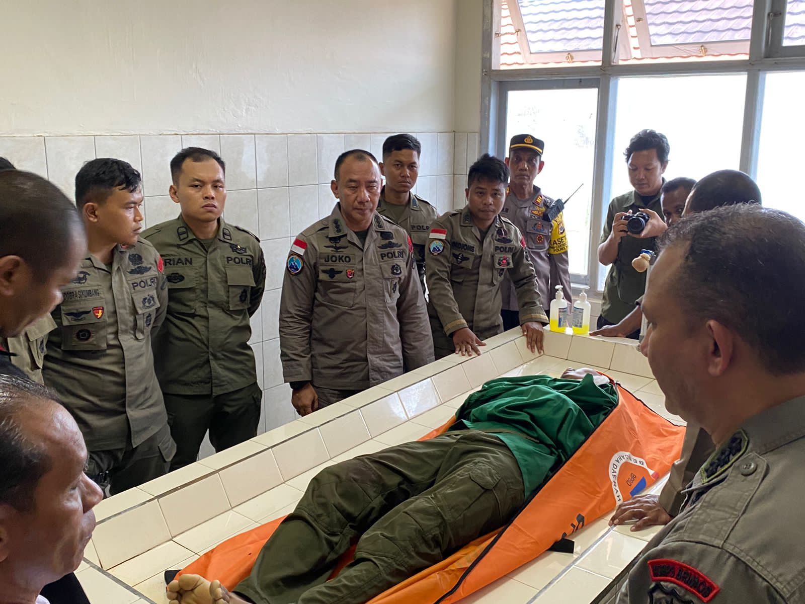 Kontak tembak mengakibatkan satu personel Satgas Ops Damai Cartenz Gugur dan satu lainnya luka-luka.