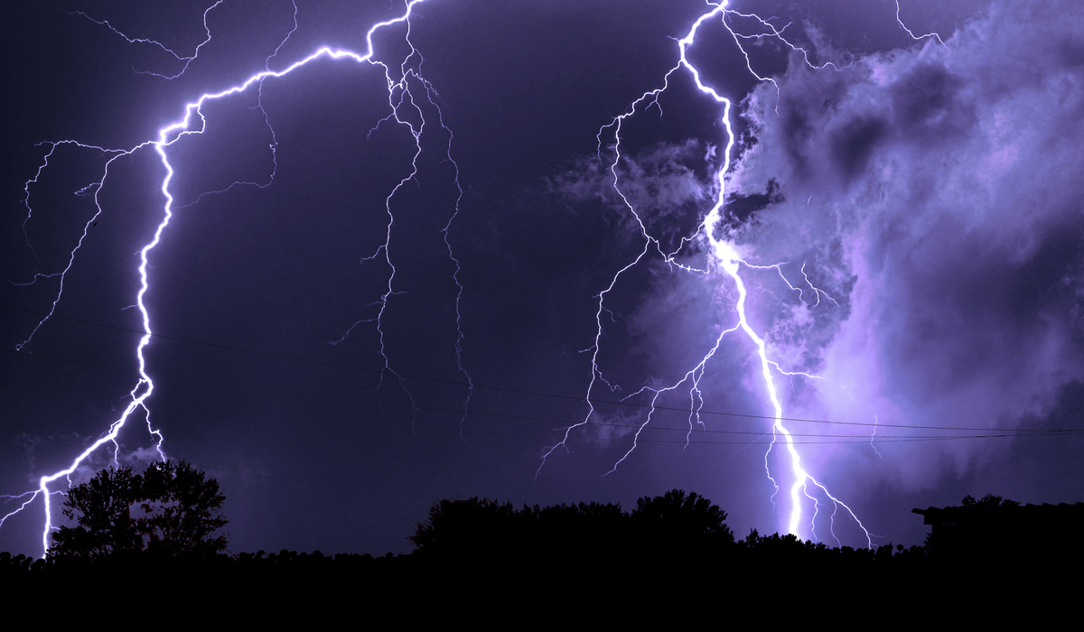 Ilustrasi sambaran petir.