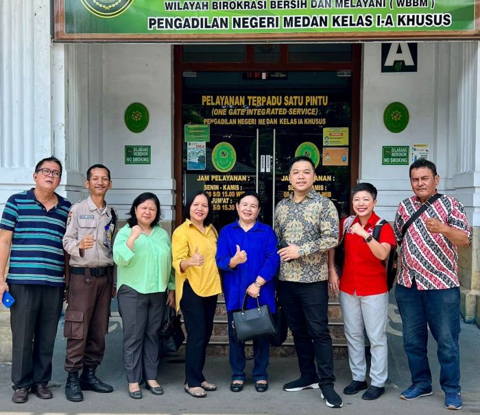 Direktur LBH PSI Francine Widjojo, pakar hukum Albert Aries bersama Eva Donna Sinulingga