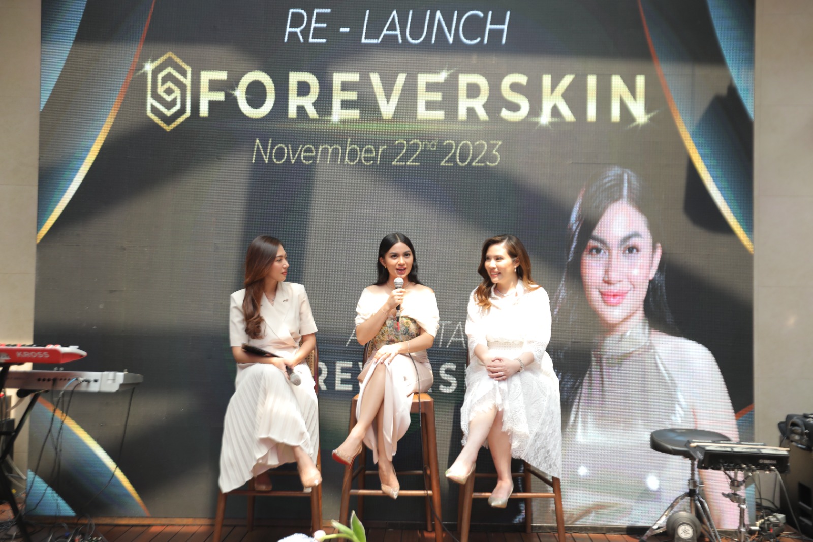 Selebritas Ariel Tatum (tengah) menjadi new brand ambassador klinik estetika Foreverskin Clinic.