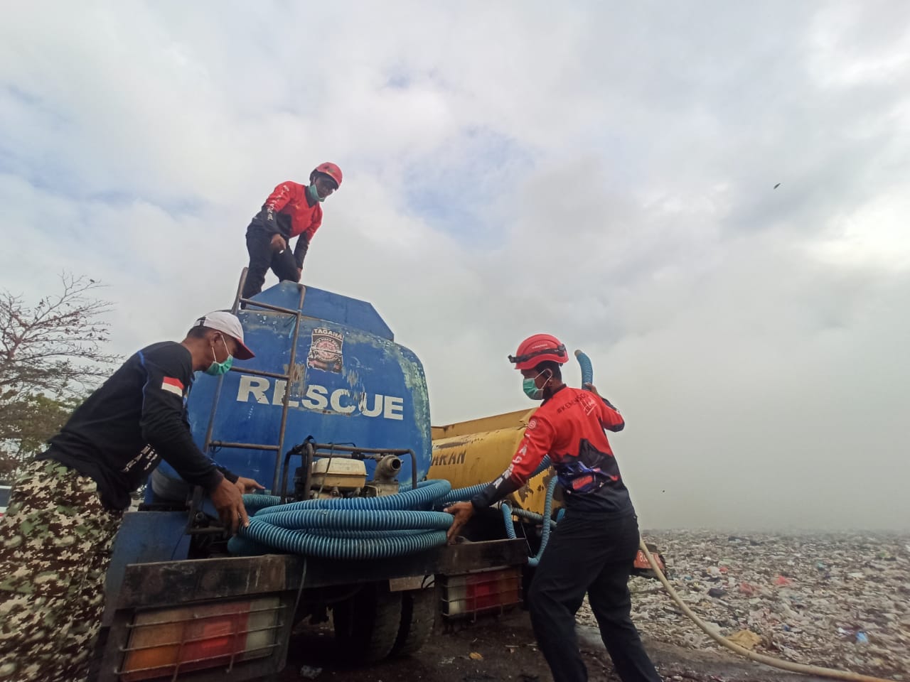 Penanganan kebakaran di TPA Purbahayu, Pangandaran. 