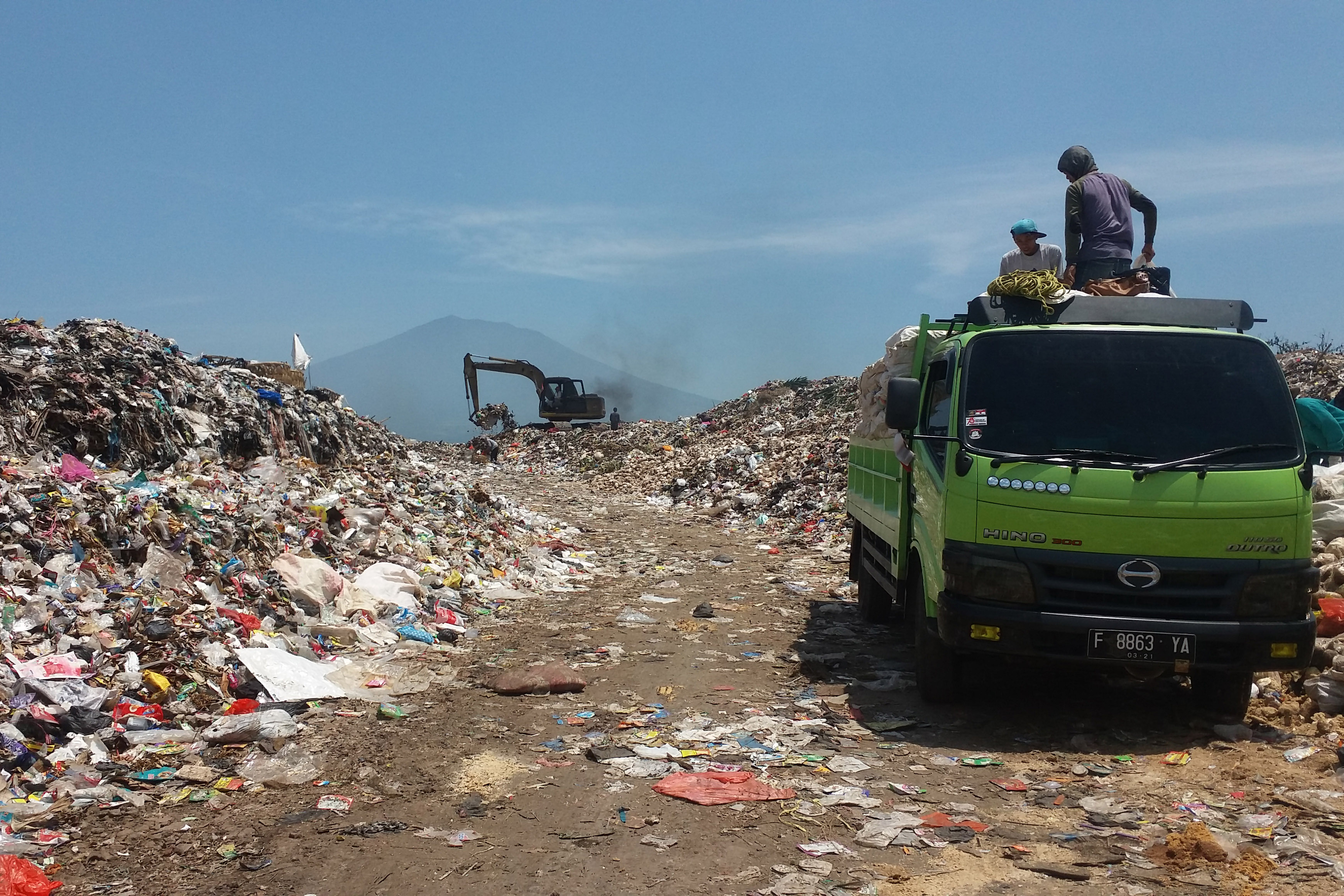 TPA Pasirsembung di Desa Sirnagalih, Kecamatan Cilaku, Kabupaten Cianjur, Jawa Barat, Kamis (9/11).
