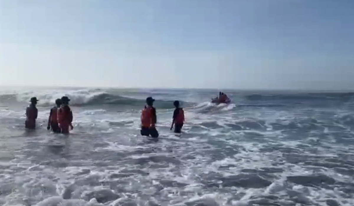 Proses pencarian pelajar SMP yang hilang terseret ombak di pantai selatan Kebumen.