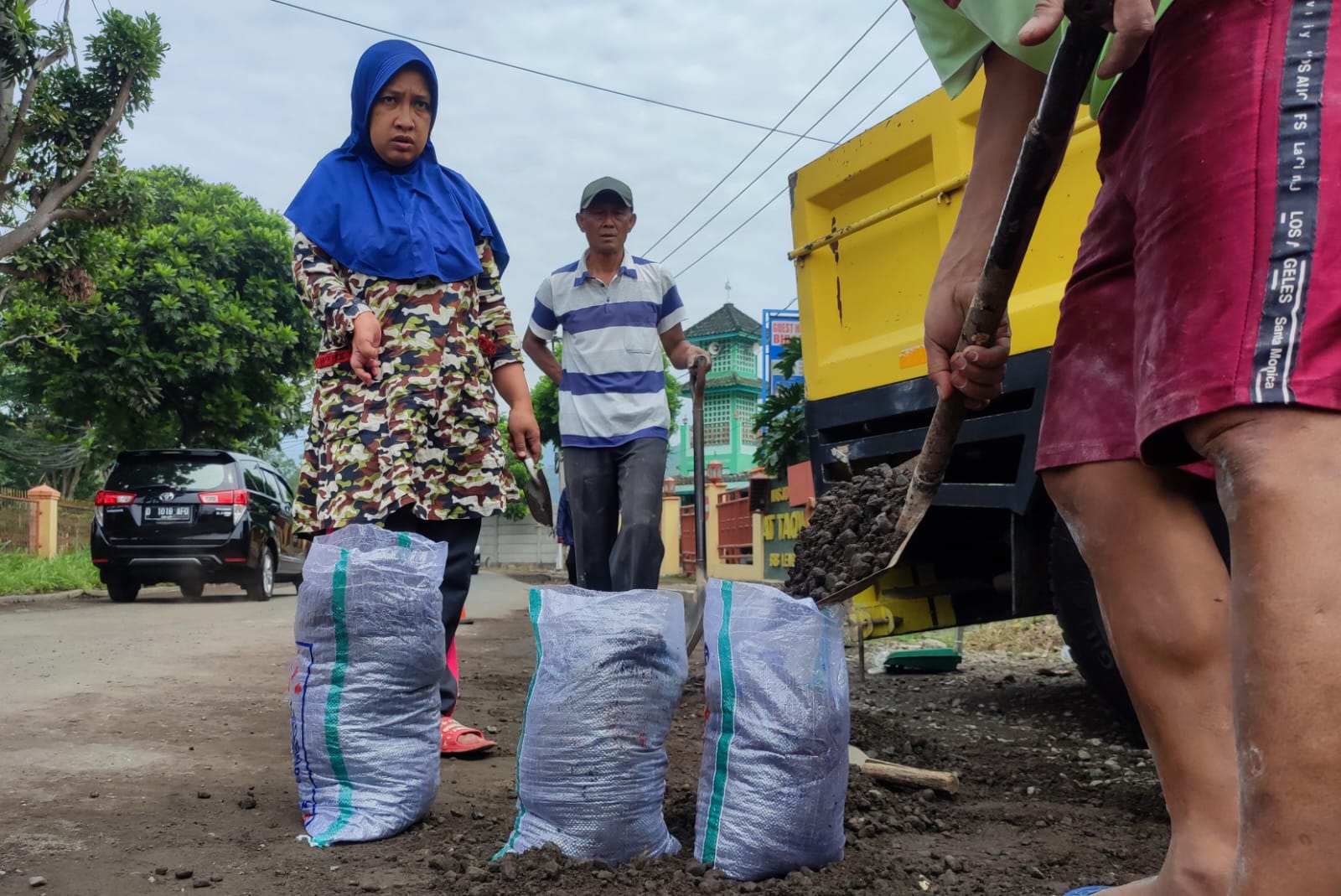 Warga Desa Pagerwangi, Lembang, bergotong royong membersihkan jalan dari tumpukan pasir