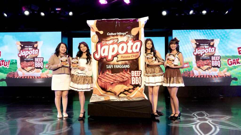 Dengan merangkul personel JKT48,  Calbee Wings meluncurkan Japota Sapi Panggang. 
