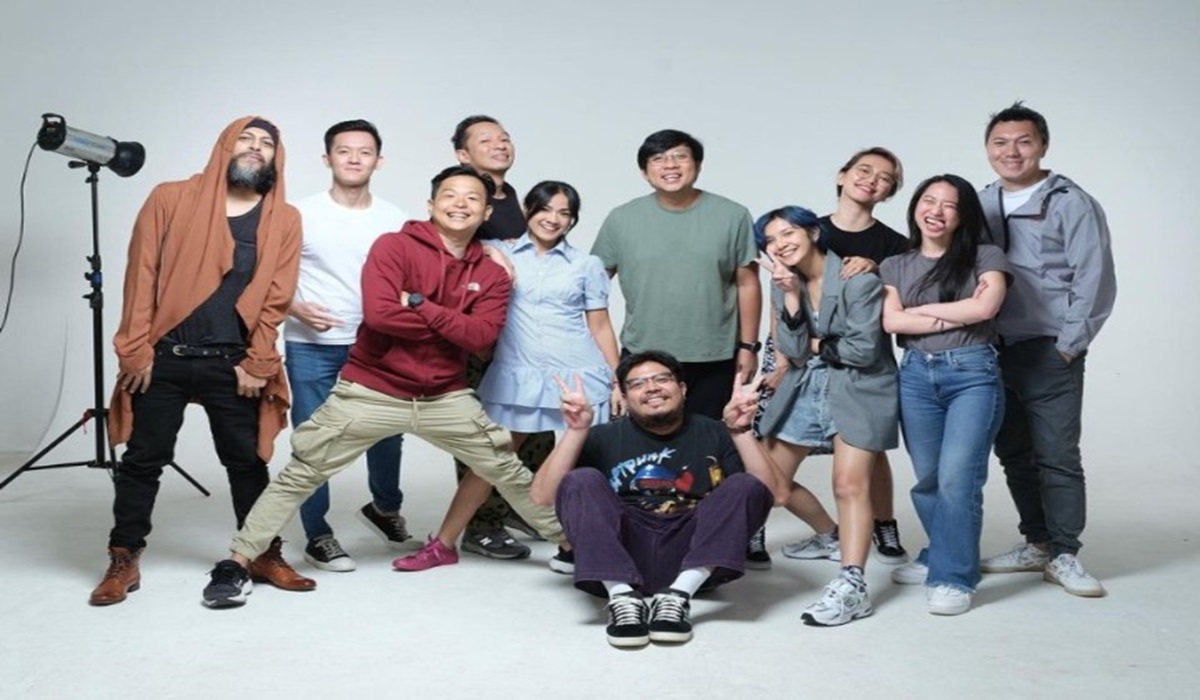 Aktor dan kru film Jatuh Cinta Seperti di Film-Film