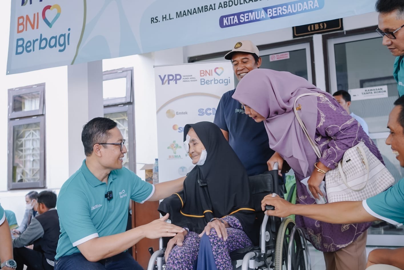 BNI bekerja sama dengan YPP SCTV Indosiar mengadakan bakti sosial operasi katarak pada empat lokasi di Indonesia Timur.