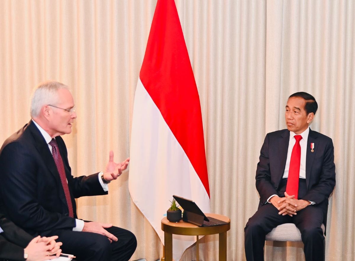 Presiden Joko Widodo berbincang dengan CEO Exxon Mobil Darren Woods.