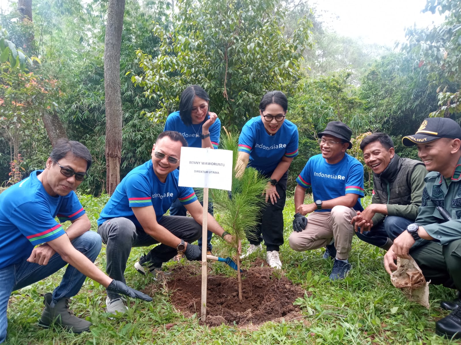 Dirut PT Reasuransi Indonesia Utama (Indonesia Re) Benny Waworuntu dan para direksi saat melakukan penanaman pohon di Cikole, Lembang. 
