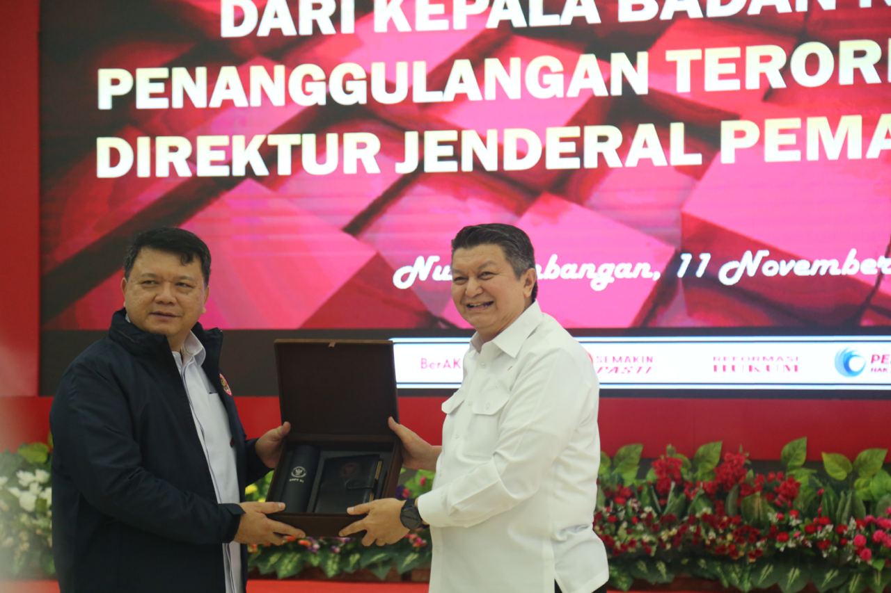 Kepala BNPT Komjen Rycko Amelza Dahniel bersama Dirjen Pas Kemenkumham Reynhard Saut Poltak Silitonga di LP Nusakambangan. 