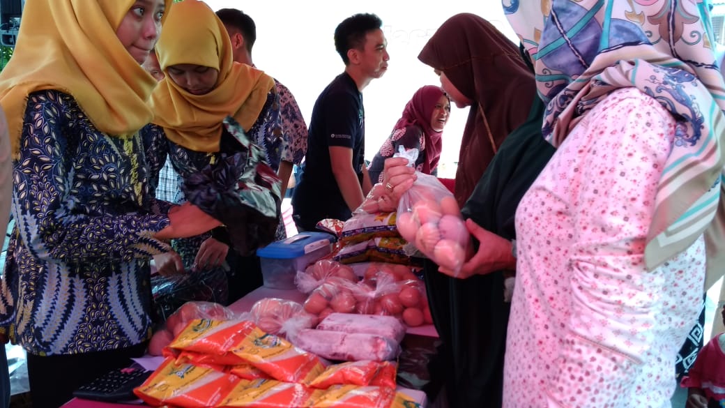 Sejumlah ibu rumah tangga di Cirebon membeli telur dari operasi pasar