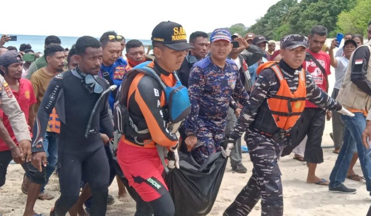 Tim SAR mengevakuasi jasad pria yang tenggelam di Lembata, NTT.