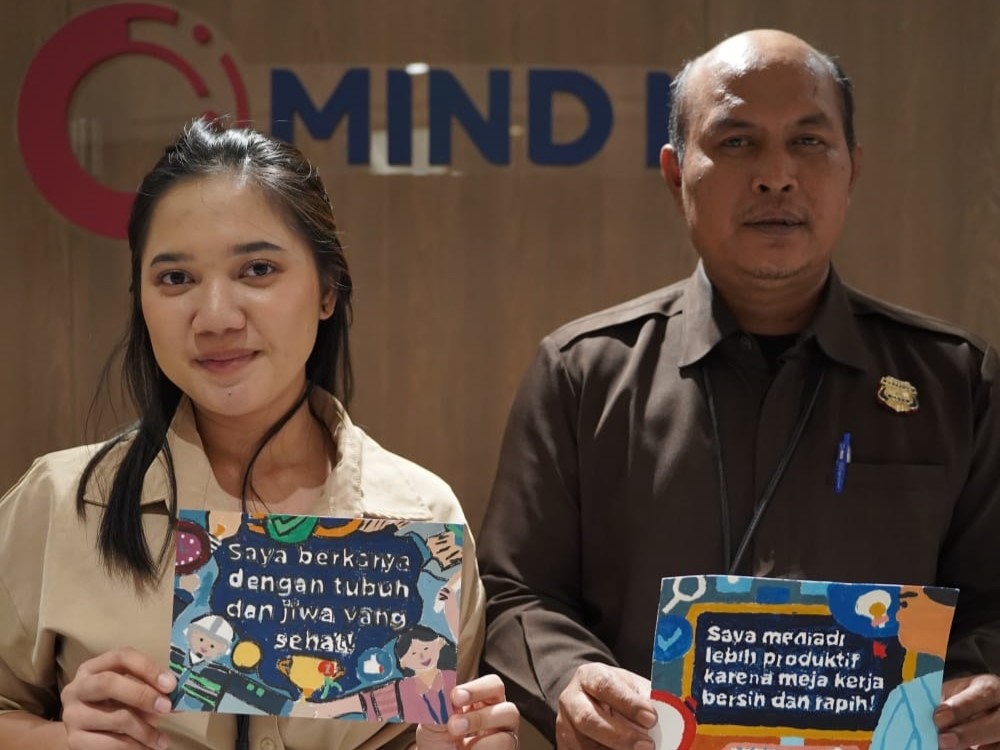 Sejumlah karyawan Mind Id berkreasi dengan melukis menggunakan cat gouache dalam rangka merayakan Hari Sumpah Pemuda pada 28 Oktober 2023. 