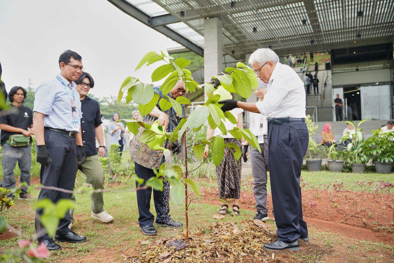 Acara penanaman pohon di Kampus Universitas Prasetya Mulya, BSD, Tangsel, Banten. 