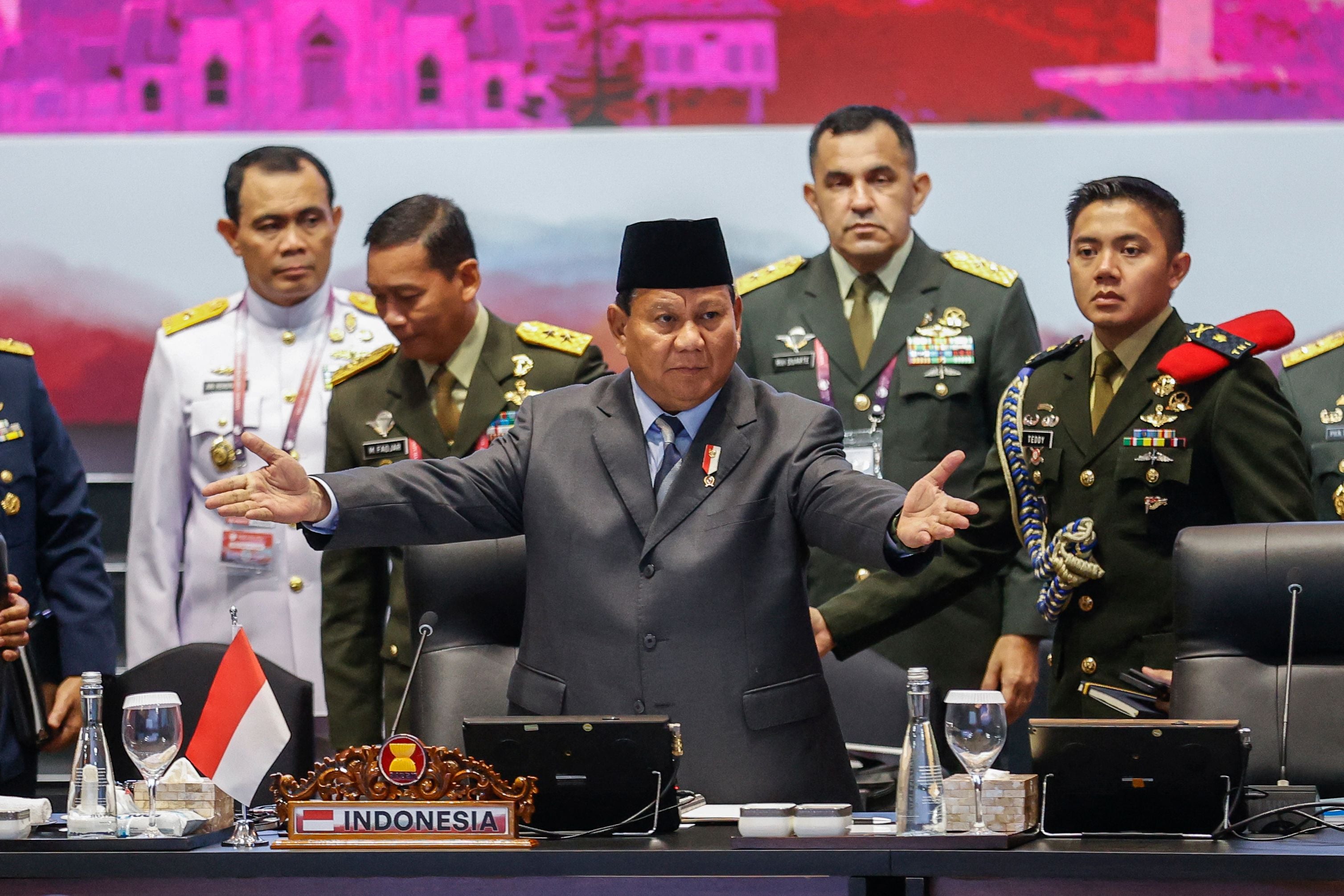 Menteri Pertahanan Prabowo Subianto (tengah) membuka pertemuan Menhan se-ASEAN.