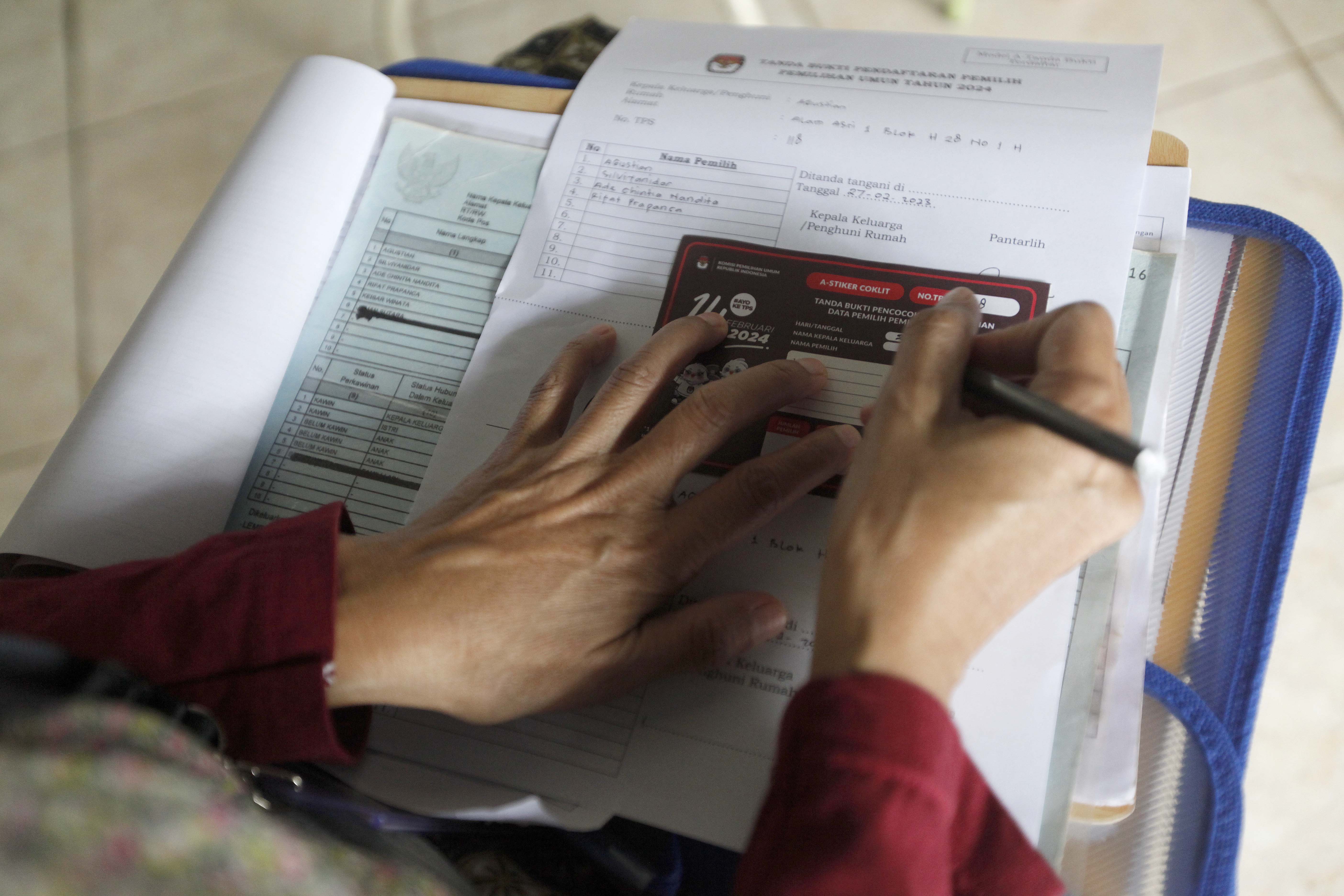 Petugas Pemutakhiran Daftar Pemilih (Pantarlih) Juarsih melakukan pencocokan dan penelitian (Coklit) data pemilih