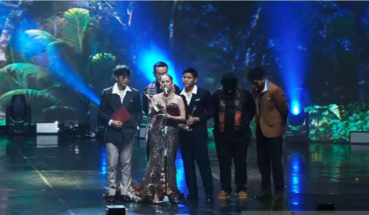 Bunga Citra Lestari saat menerima AMI Awards besama Diskoria dan Laleilmanino