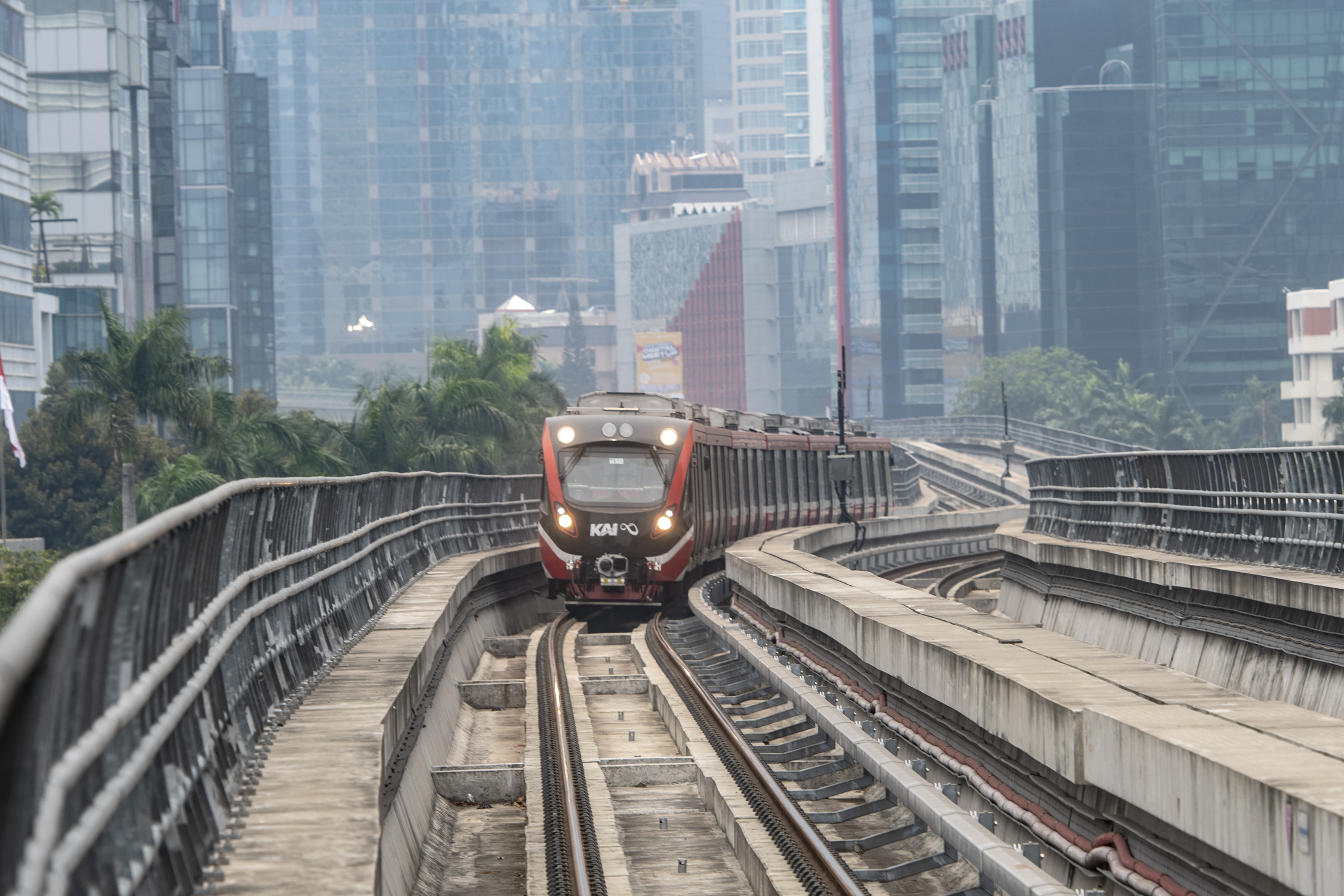 Rangkaian gerbong Lintas Rel Terpadu (LRT) memasuki Stasiun Setia Budi, Jakarta,