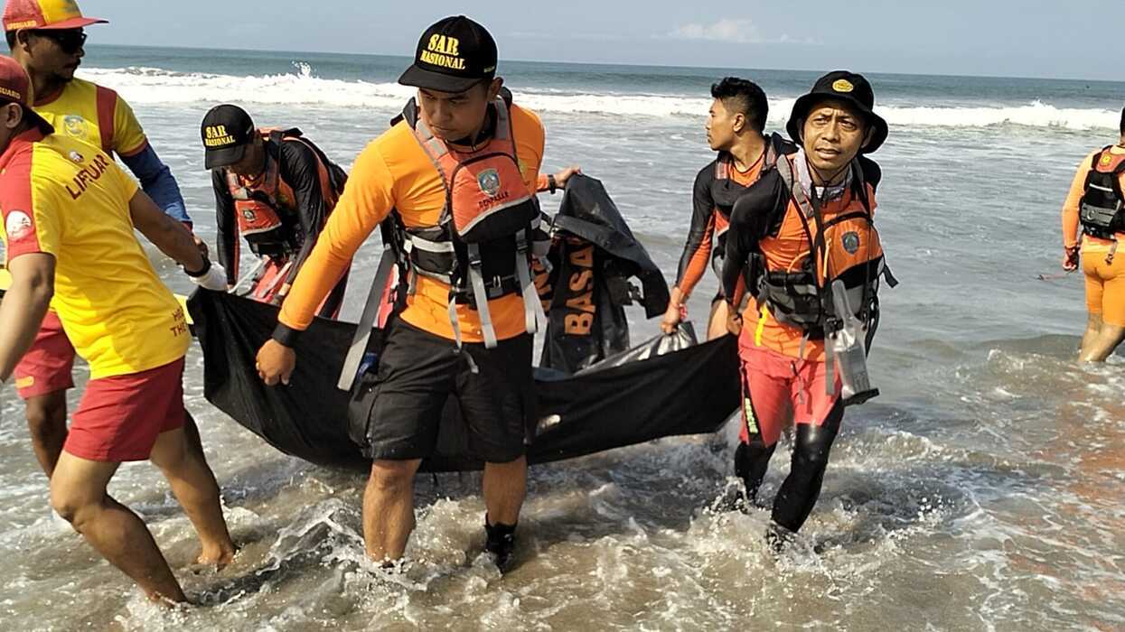 Tim SAR Temukan WNA yang Tenggelam dii Pantai Batubelig Bali.