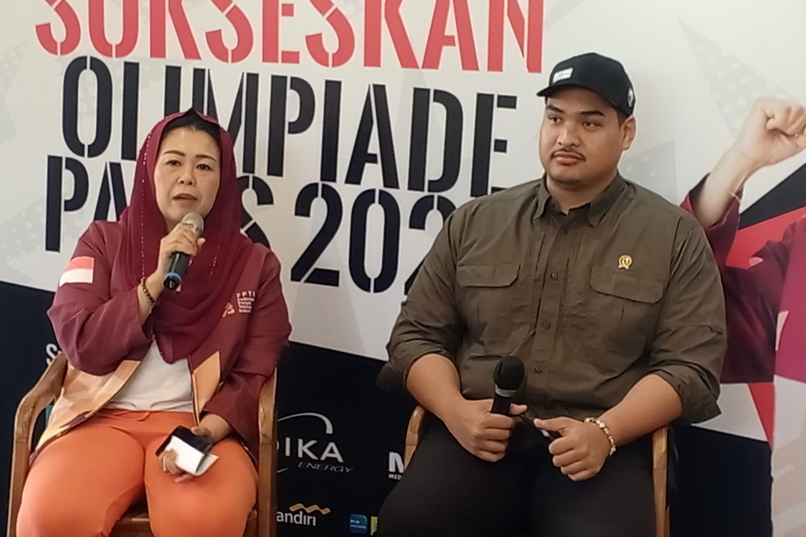 Ketua FPTI Yenny Wahid (kiri) dan Menpora Dito Ariotedjo.
