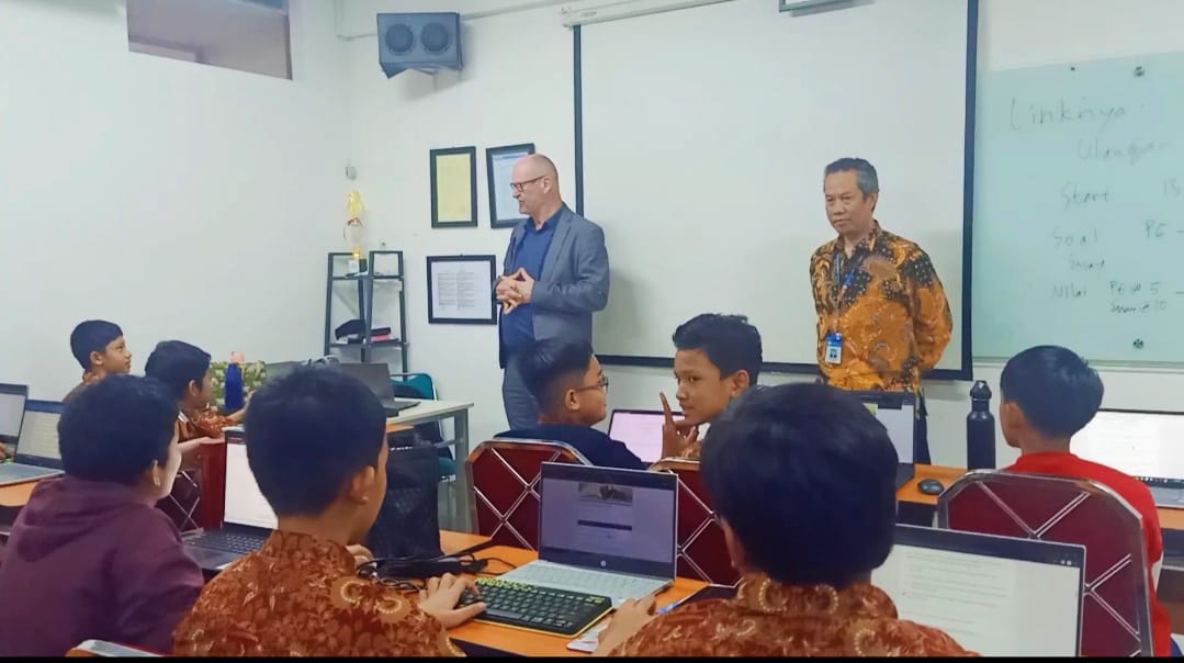 Siswa sedang melakukan kegiatan belajar mengajar di Labschool.