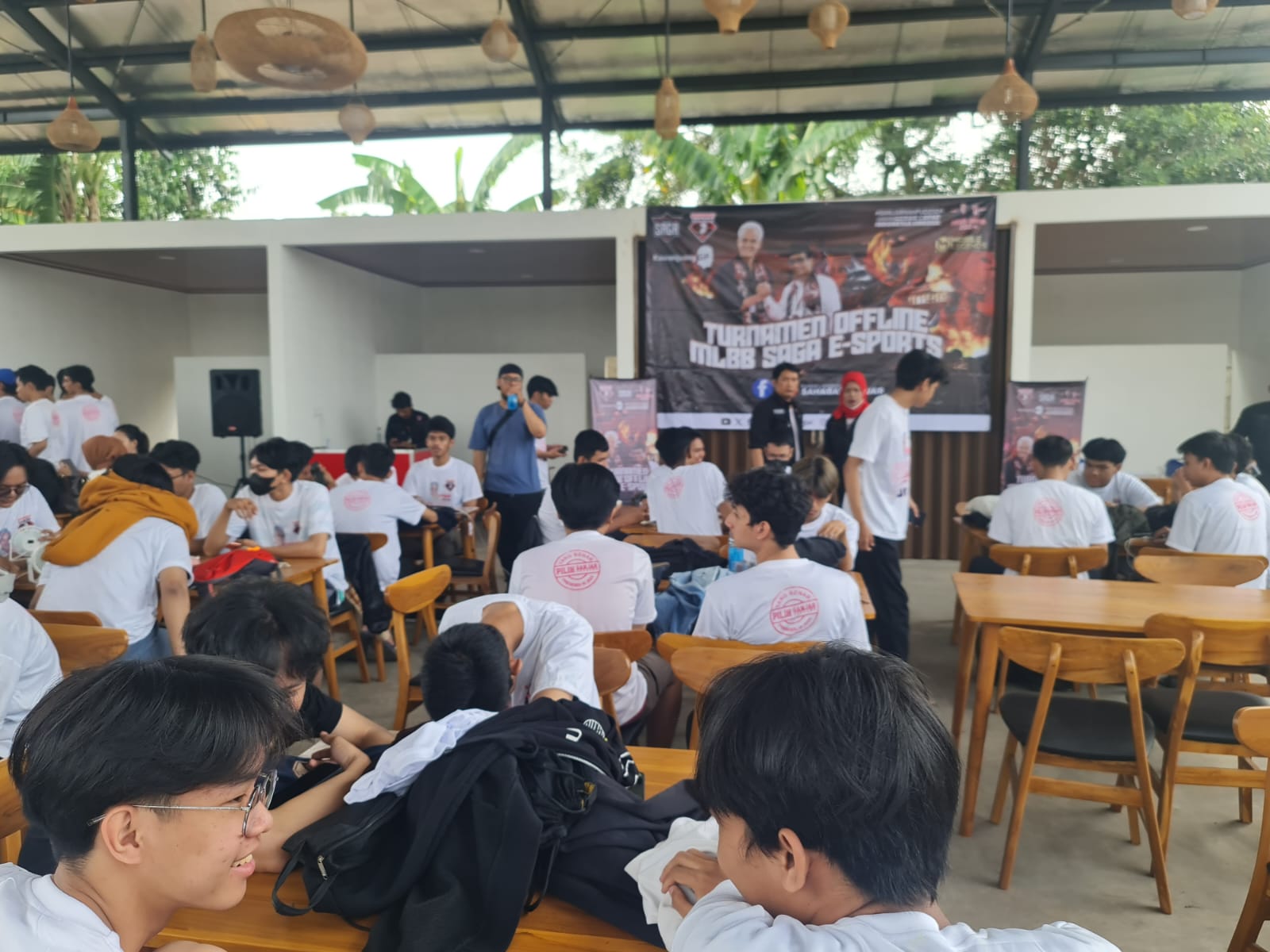 Relawan Kawan Juang GP menggelar turnamen mobile legend di Kota Depok dan Kabupaten Subang, Jawa Barat. Sabtu (4/11). 