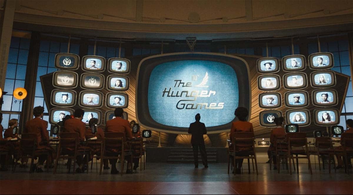 Berikut perbedaan antara film dan novel dari The Hunger Games: The Ballad of Songbirds and Snakes karya Suzanne Collins.