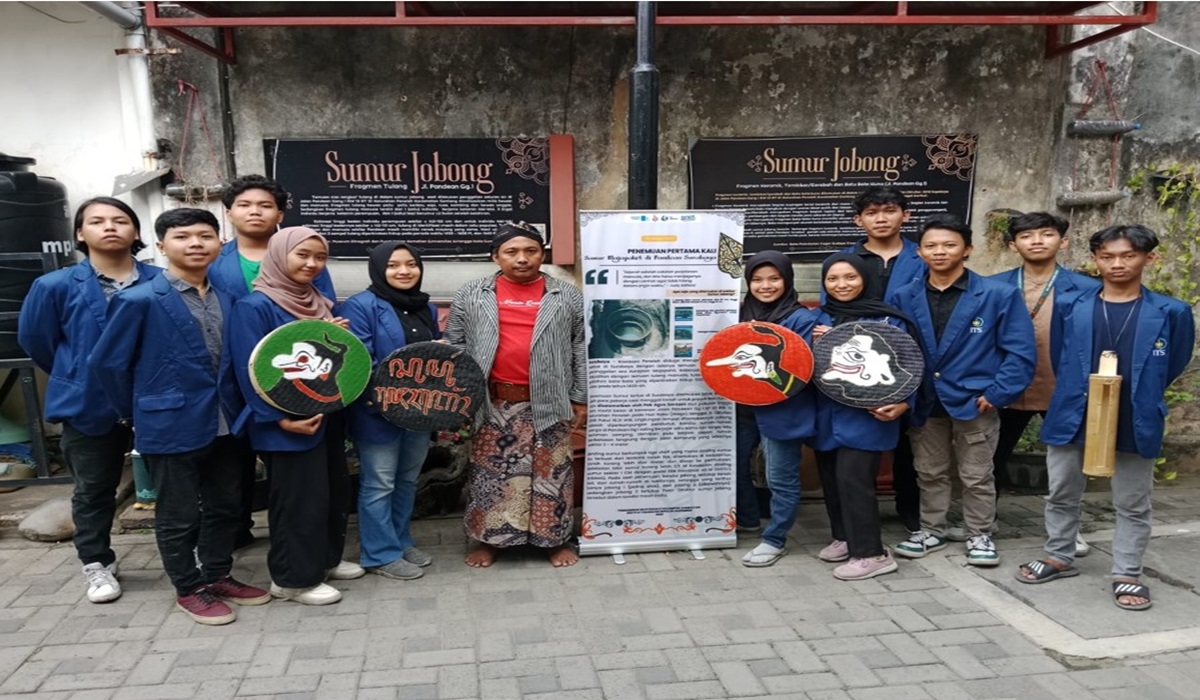Mahasiswa ITS berfoto berfoto di depan lokasi pariwisata Sumur Jobong
