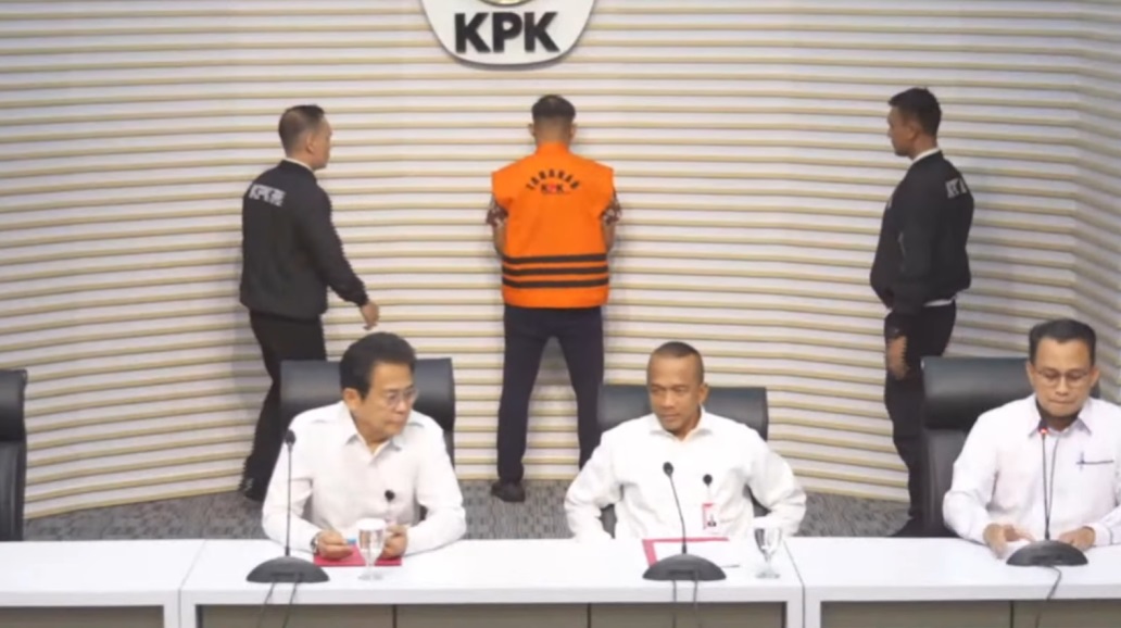 KPK merilis dua tersangka dari pihak swasta dalam kasus gratifikasi kereta api di Kantor KPK, Jakarta, Senin (6/11).