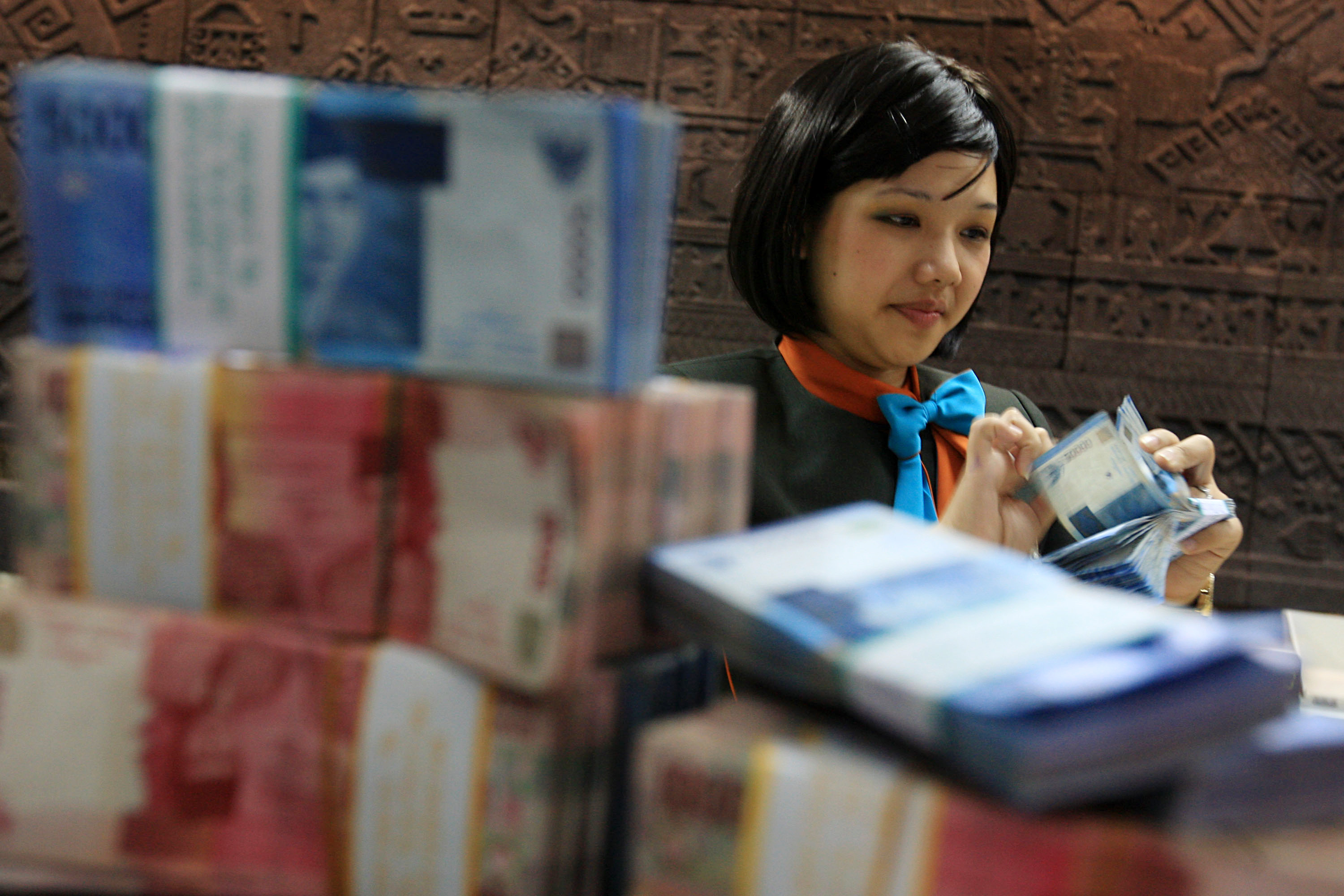Seorang teller menghitung uang setoran tunai nasabah di sebuah bank di Jakarta, Senin (31/1/2011).