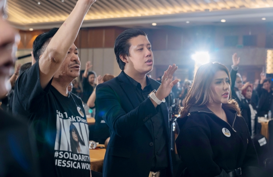 Selebritas Rey Utami (kanan) bersama Otto Hasibuan (kiri), dan sang suami Pablo Benua (tengah) menggelar doa bersama untuk Jessica Wongso.