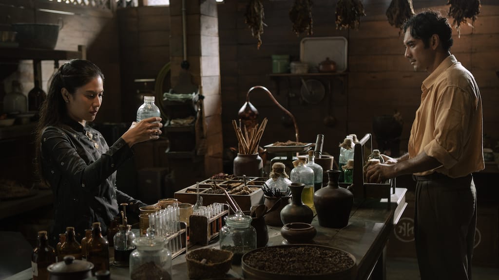 Dian Sastro beradu akting dengan Ario Bayu dalam serial Gadis Kretek.