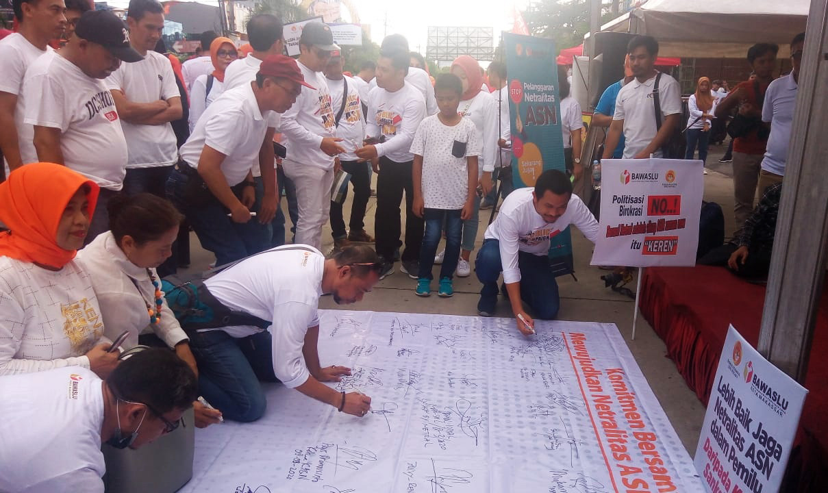 Ilustrasi. Ratusan aparatur sipil negara (ASN) menandatangani spanduk sikap netral dalam pergelaran pilkada serentak pada Desember 2020.