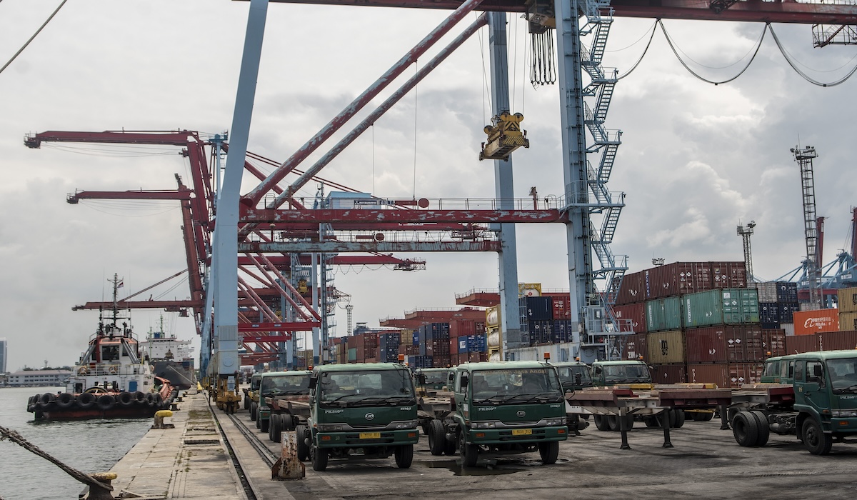 Aktivitas bongkar muat peti kemas di Pelabuhan Tanjung Prio, Jakarta 