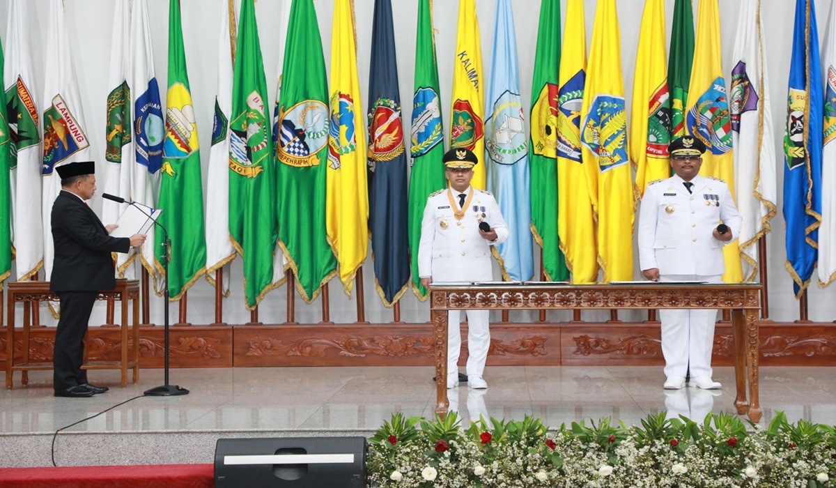 Mendagri Tito Karnavian (kiri) melantik Pj Gubernur Kepulauan Babel dan Pj Gubernur Papua Pegunungan.