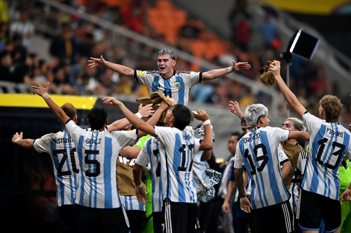 Timnas Argentina dan ofisial melakukan selebrasi usai mengalahkan Timnas Brasil dalam perempat final Piala Dunia U-17 2023