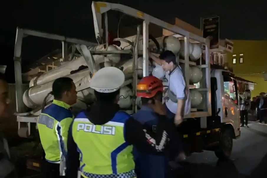Anggota Polres Sukabumi sedang mengecek truk pengangkut gas yang meledak di ruas Jalan Raya Sukabumi-Bogor, Jawa Barat.