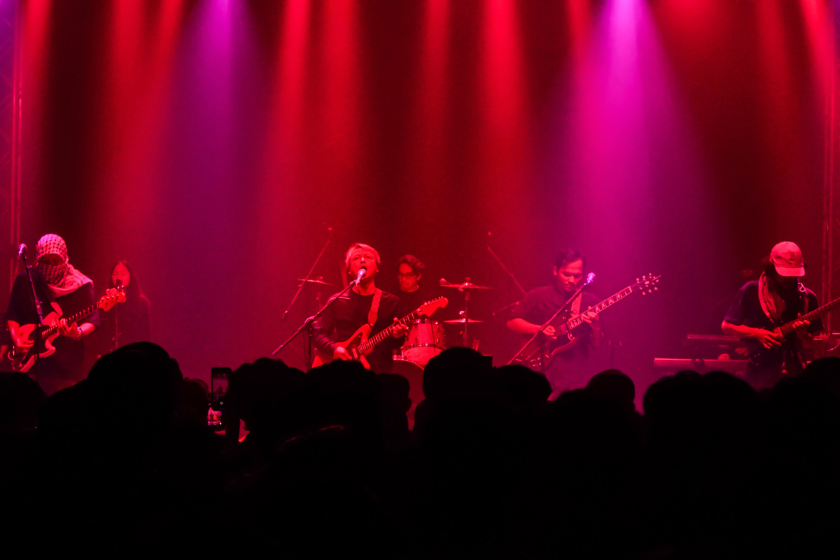 Mau memainkan lagu Desember karya Efek Rumah Kaca? Ini chord gitarnya.