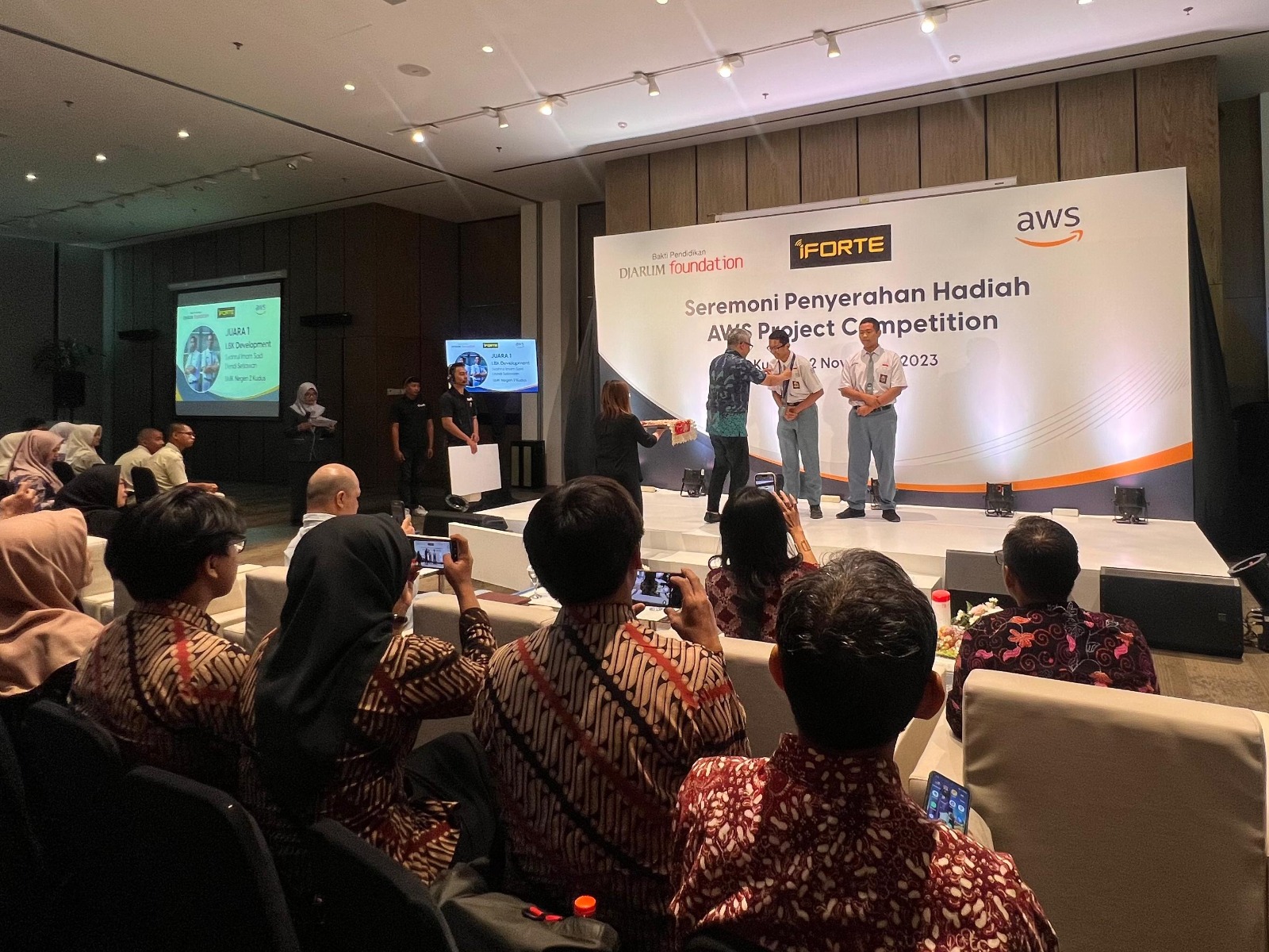 Siswa SMKN 2 Kudus menjadi pemenang juara 1 kompetisi berbasis proyek komputasi awan.