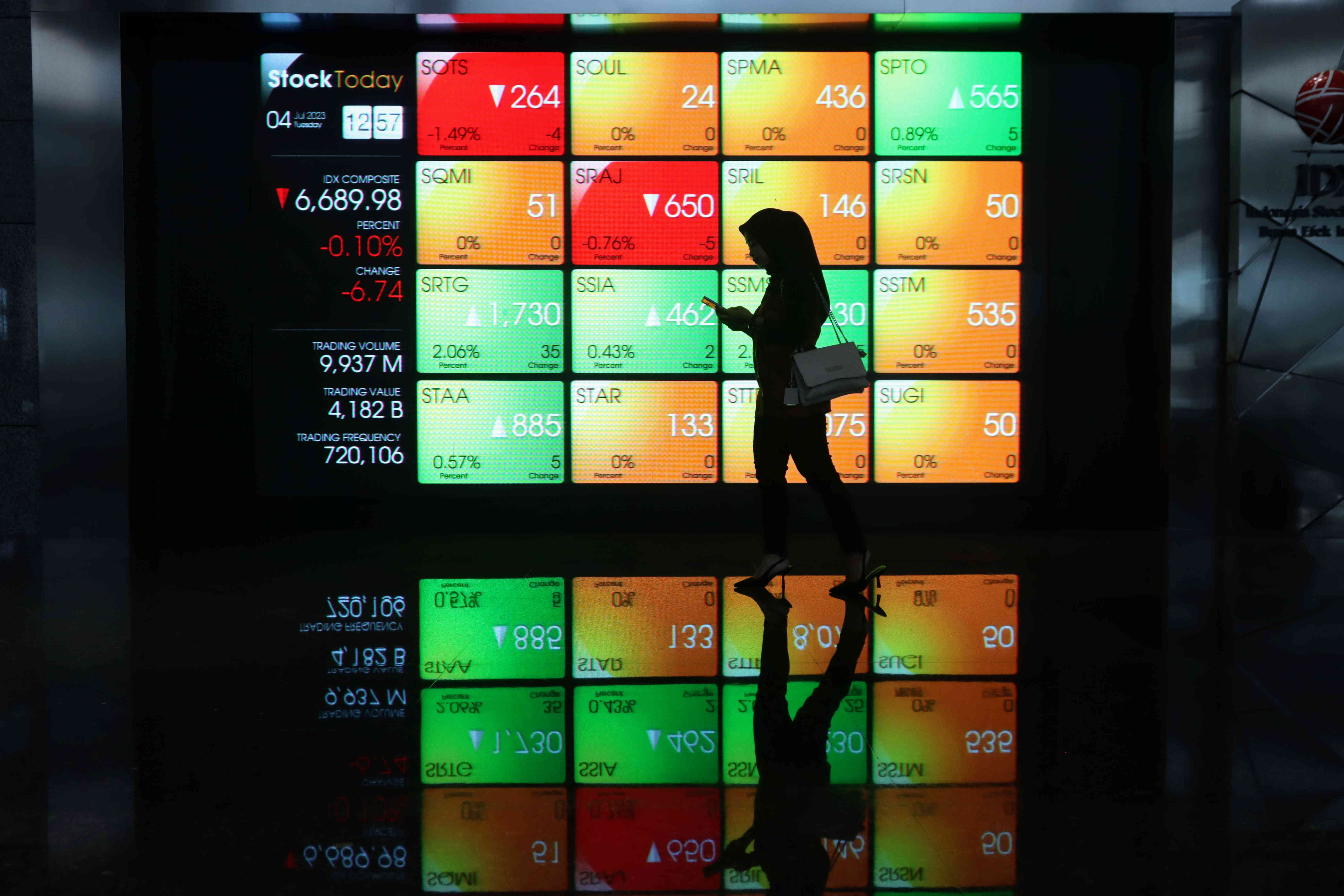 Layar informasi pergerakan Indeks Harga Saham Gabungan (IHSG) di Bursa Efek Indonesia, Jakarta, Selasa (4/7).