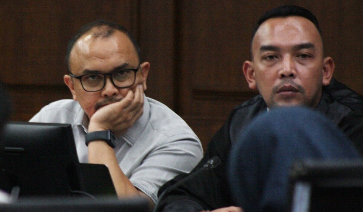 Terdakwa dugaan Korupsi kasus BTS Anang Achmad Latif (kiri).