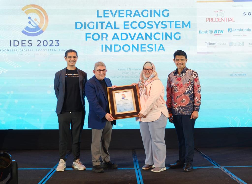 Direktur Bisnis Digital Peruri, Farah Fitria Rahmayanti (kedua kanan) saat menerima penghargaan di ajang IDES 2023.
