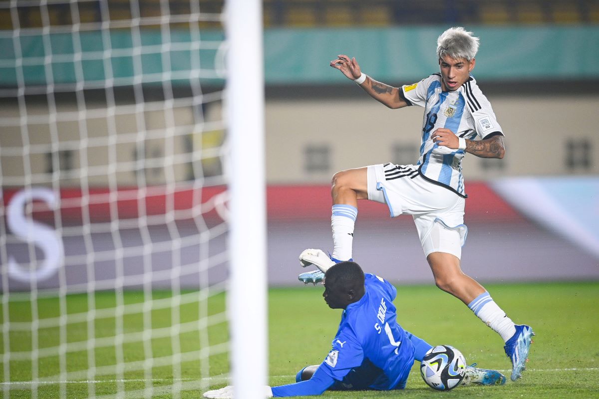 Pesepak bola Timnas Argentina Maher Carrizo berusaha mengecoh penjaga gawang Timnas Senegal Serigne Diouf.