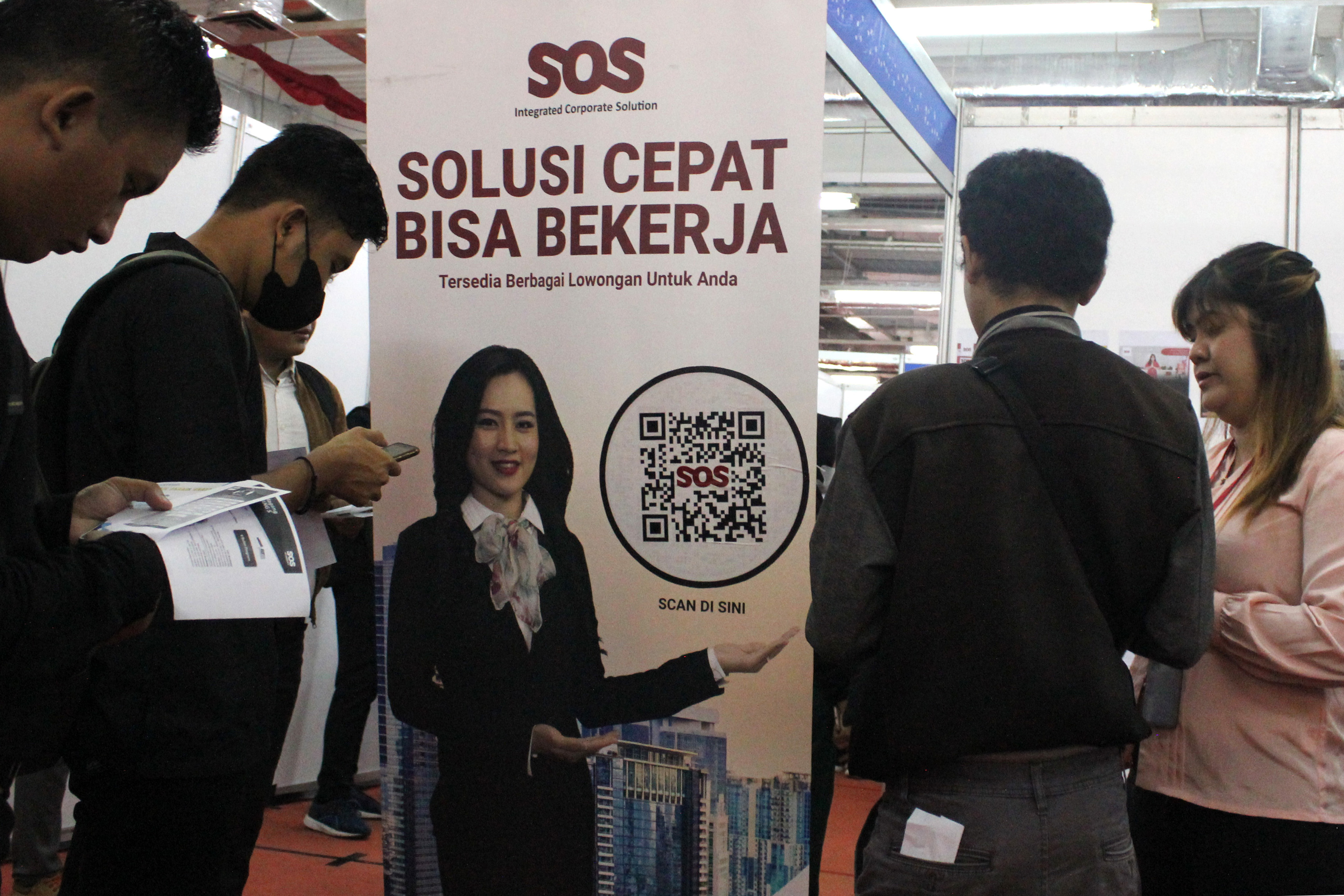 Para pencari kerja menanyakan lowongan pekerjaan dalam Jakarta Job Fair 2023 